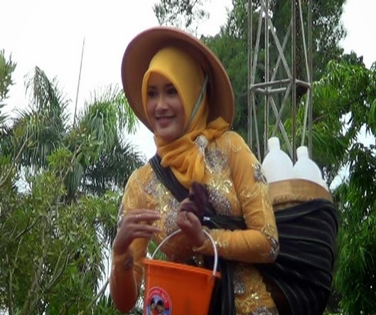 Foto Mahasiswi Cantik  Yang Berprofesi Menjadi Penjual  Jamu  